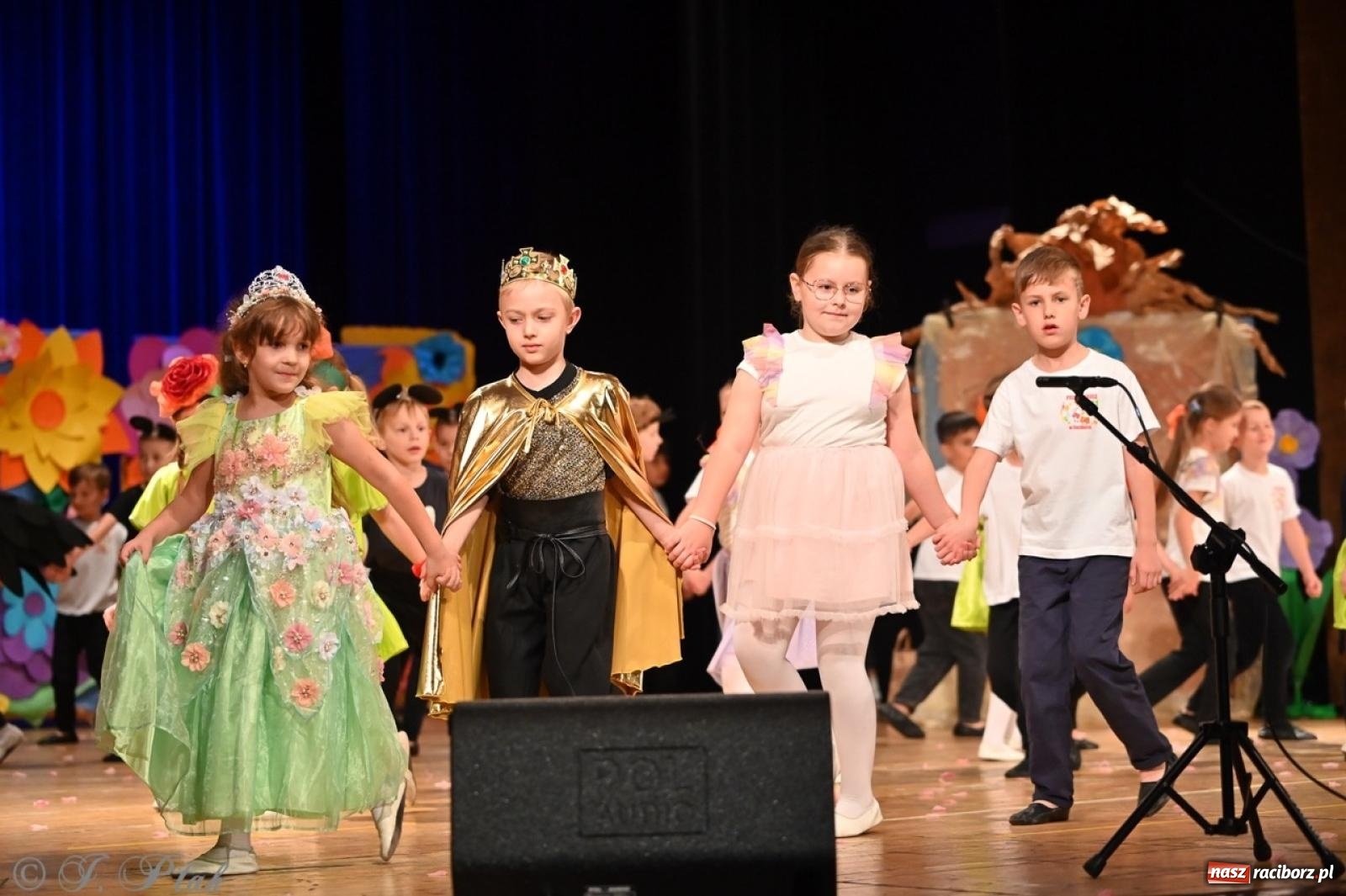 Zdjęcie w galerii na portalu naszraciborz.pl: Dzieci z Przedszkola nr 11 świętowały Dzień Mamy i Taty na scenie RCK wiadomości z regionu