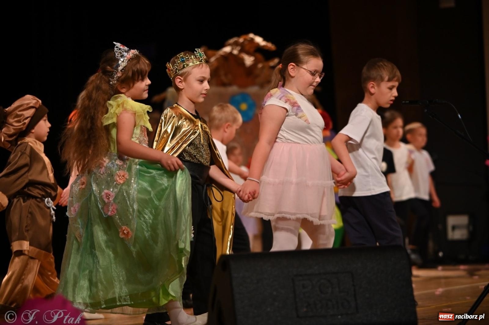 Zdjęcie w galerii na portalu naszraciborz.pl: Dzieci z Przedszkola nr 11 świętowały Dzień Mamy i Taty na scenie RCK wiadomości z regionu