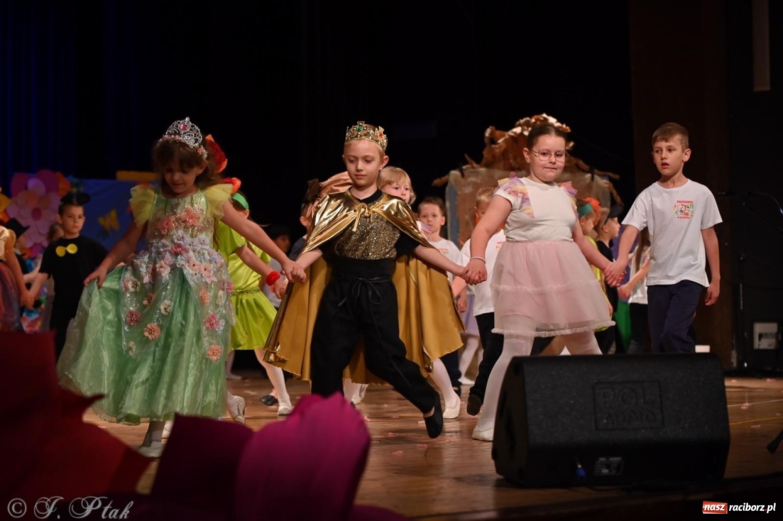 Zdjęcie w galerii na portalu naszraciborz.pl: Dzieci z Przedszkola nr 11 świętowały Dzień Mamy i Taty na scenie RCK wiadomości z regionu