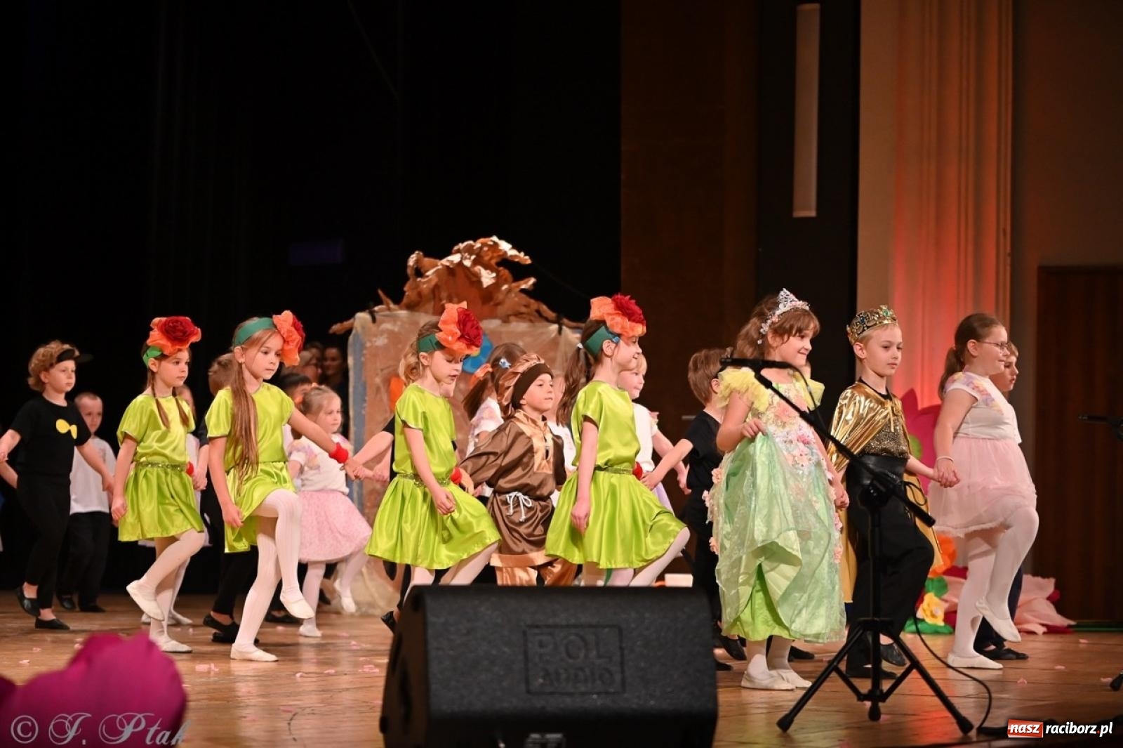 Zdjęcie w galerii na portalu naszraciborz.pl: Dzieci z Przedszkola nr 11 świętowały Dzień Mamy i Taty na scenie RCK wiadomości z regionu