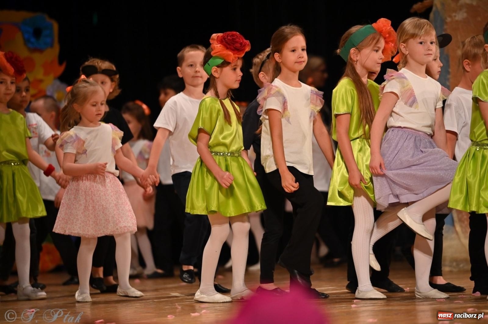 Zdjęcie w galerii na portalu naszraciborz.pl: Dzieci z Przedszkola nr 11 świętowały Dzień Mamy i Taty na scenie RCK wiadomości z regionu