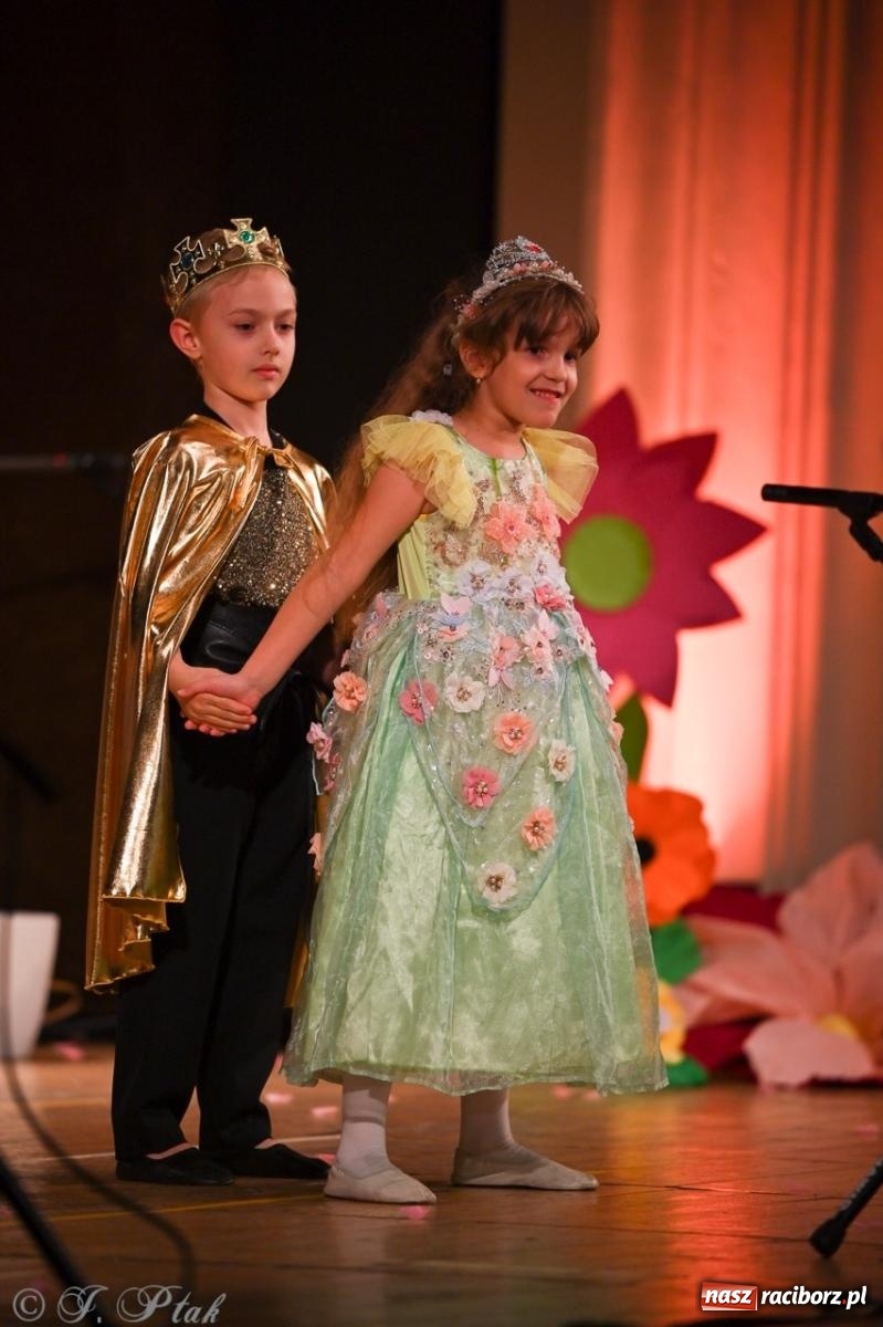 Zdjęcie w galerii na portalu naszraciborz.pl: Dzieci z Przedszkola nr 11 świętowały Dzień Mamy i Taty na scenie RCK wiadomości z regionu