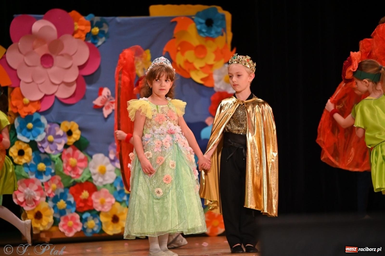 Zdjęcie w galerii na portalu naszraciborz.pl: Dzieci z Przedszkola nr 11 świętowały Dzień Mamy i Taty na scenie RCK wiadomości z regionu