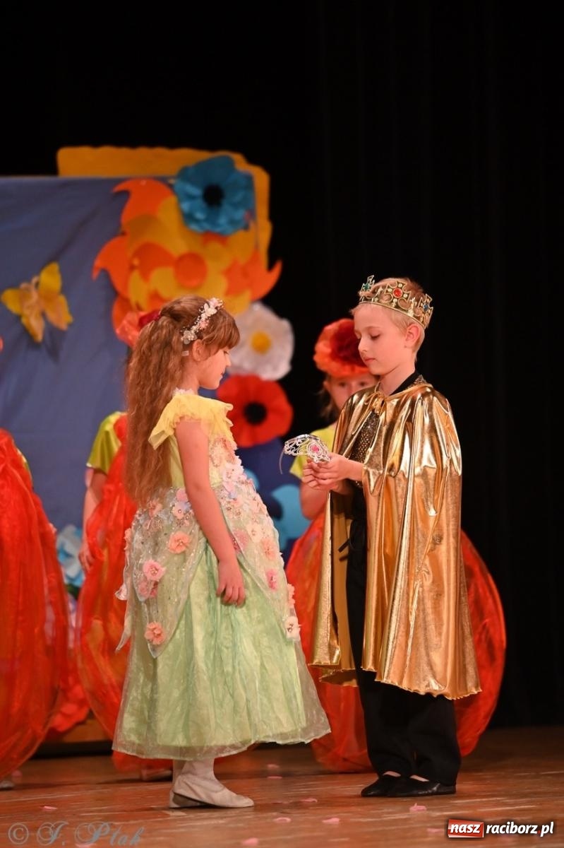 Zdjęcie w galerii na portalu naszraciborz.pl: Dzieci z Przedszkola nr 11 świętowały Dzień Mamy i Taty na scenie RCK wiadomości z regionu