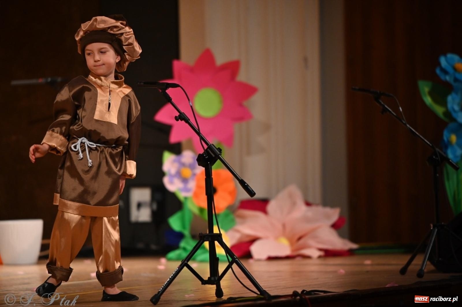 Zdjęcie w galerii na portalu naszraciborz.pl: Dzieci z Przedszkola nr 11 świętowały Dzień Mamy i Taty na scenie RCK wiadomości z regionu