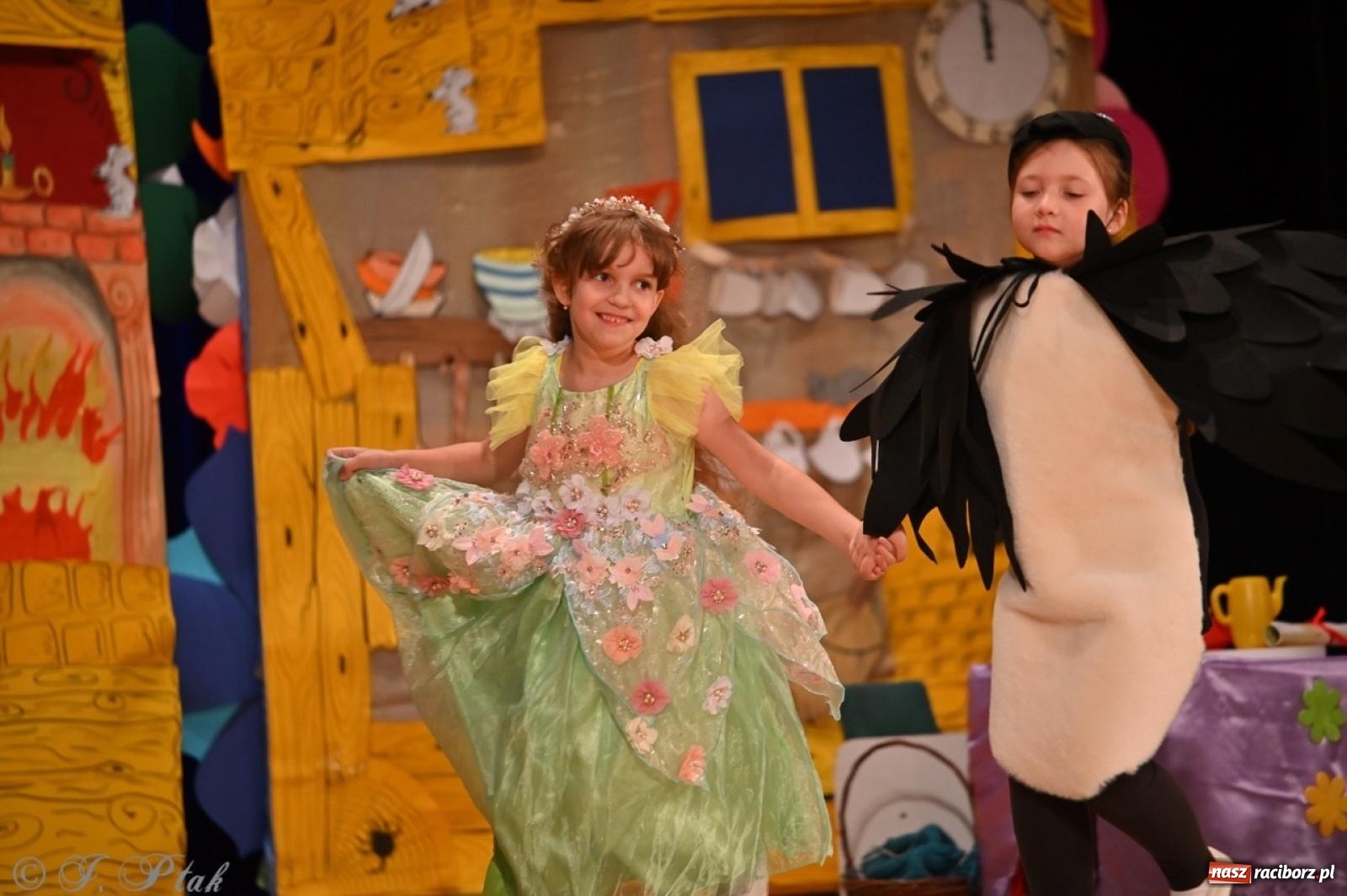 Zdjęcie w galerii na portalu naszraciborz.pl: Dzieci z Przedszkola nr 11 świętowały Dzień Mamy i Taty na scenie RCK wiadomości z regionu