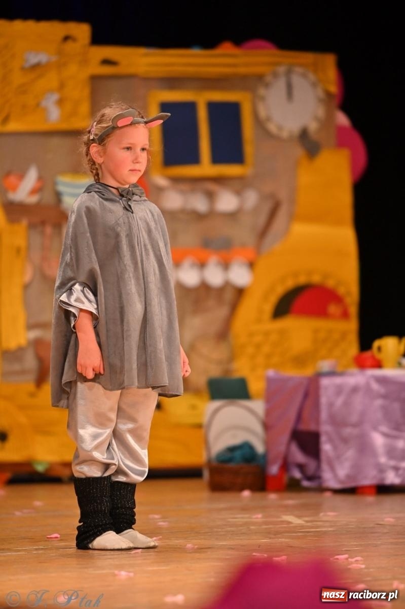 Zdjęcie w galerii na portalu naszraciborz.pl: Dzieci z Przedszkola nr 11 świętowały Dzień Mamy i Taty na scenie RCK wiadomości z regionu