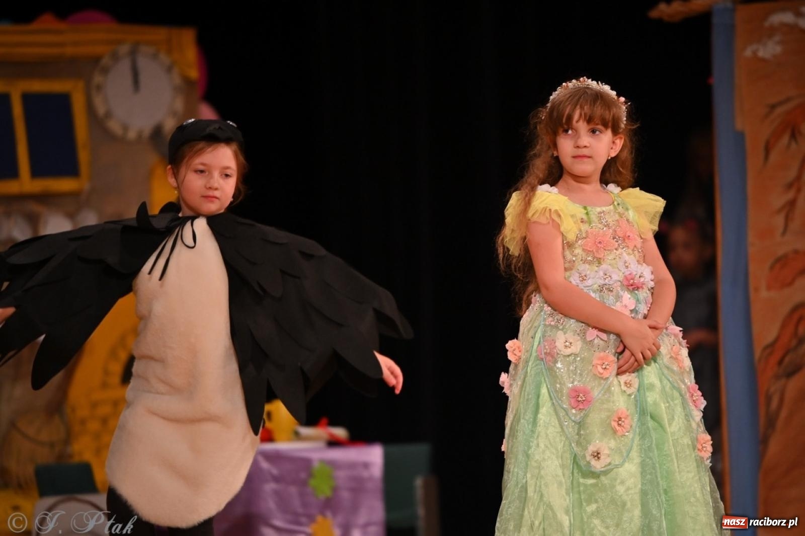 Zdjęcie w galerii na portalu naszraciborz.pl: Dzieci z Przedszkola nr 11 świętowały Dzień Mamy i Taty na scenie RCK wiadomości z regionu