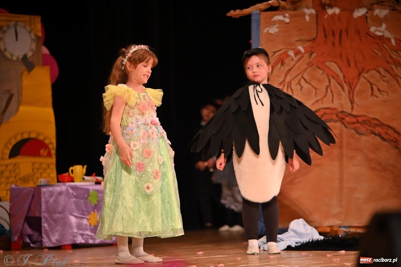 Zdjęcie w galerii na portalu naszraciborz.pl: Dzieci z Przedszkola nr 11 świętowały Dzień Mamy i Taty na scenie RCK wiadomości z regionu