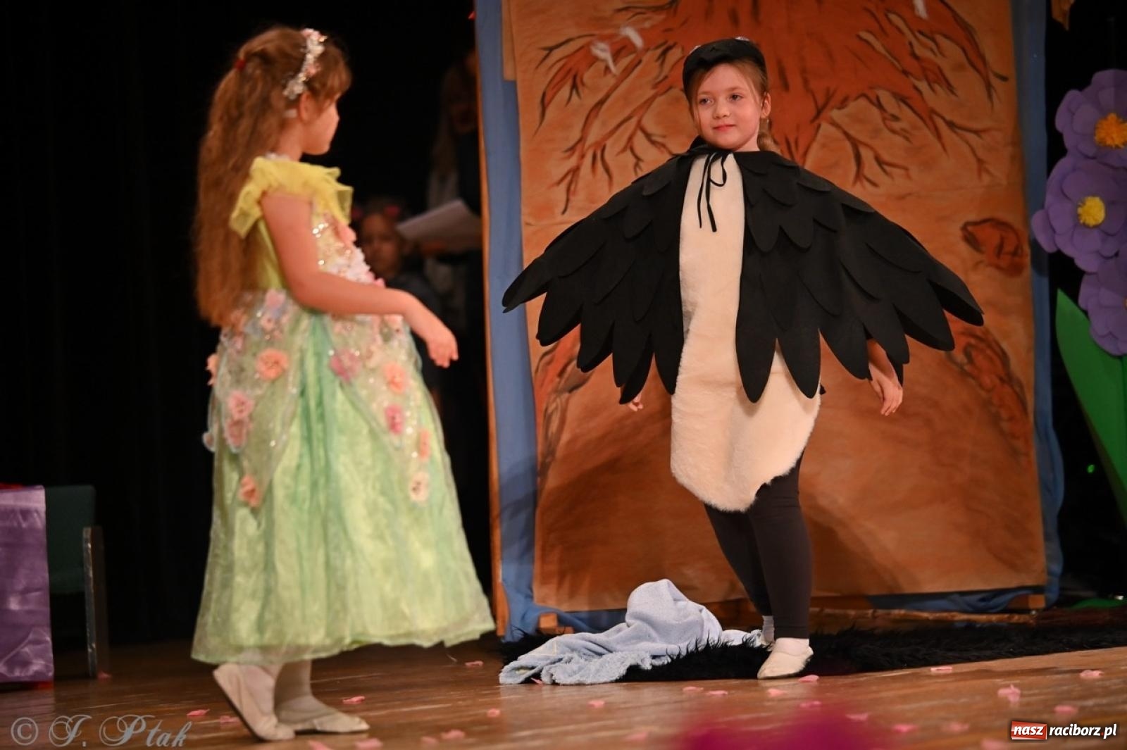 Zdjęcie w galerii na portalu naszraciborz.pl: Dzieci z Przedszkola nr 11 świętowały Dzień Mamy i Taty na scenie RCK wiadomości z regionu