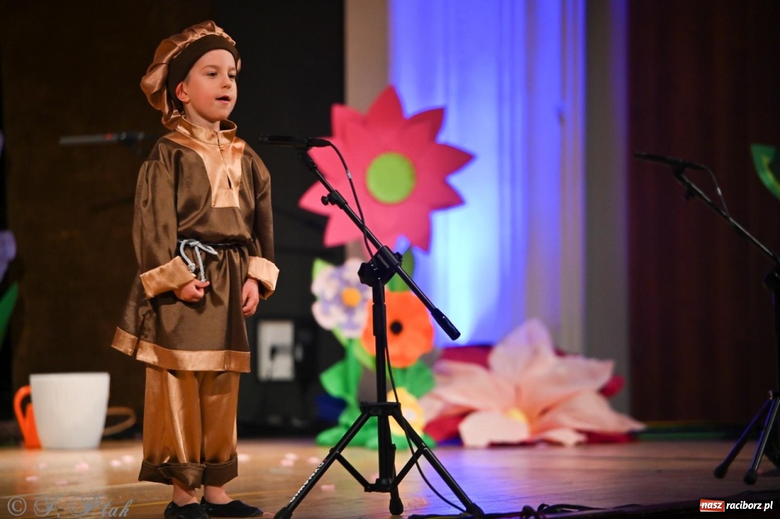 Zdjęcie w galerii na portalu naszraciborz.pl: Dzieci z Przedszkola nr 11 świętowały Dzień Mamy i Taty na scenie RCK wiadomości z regionu