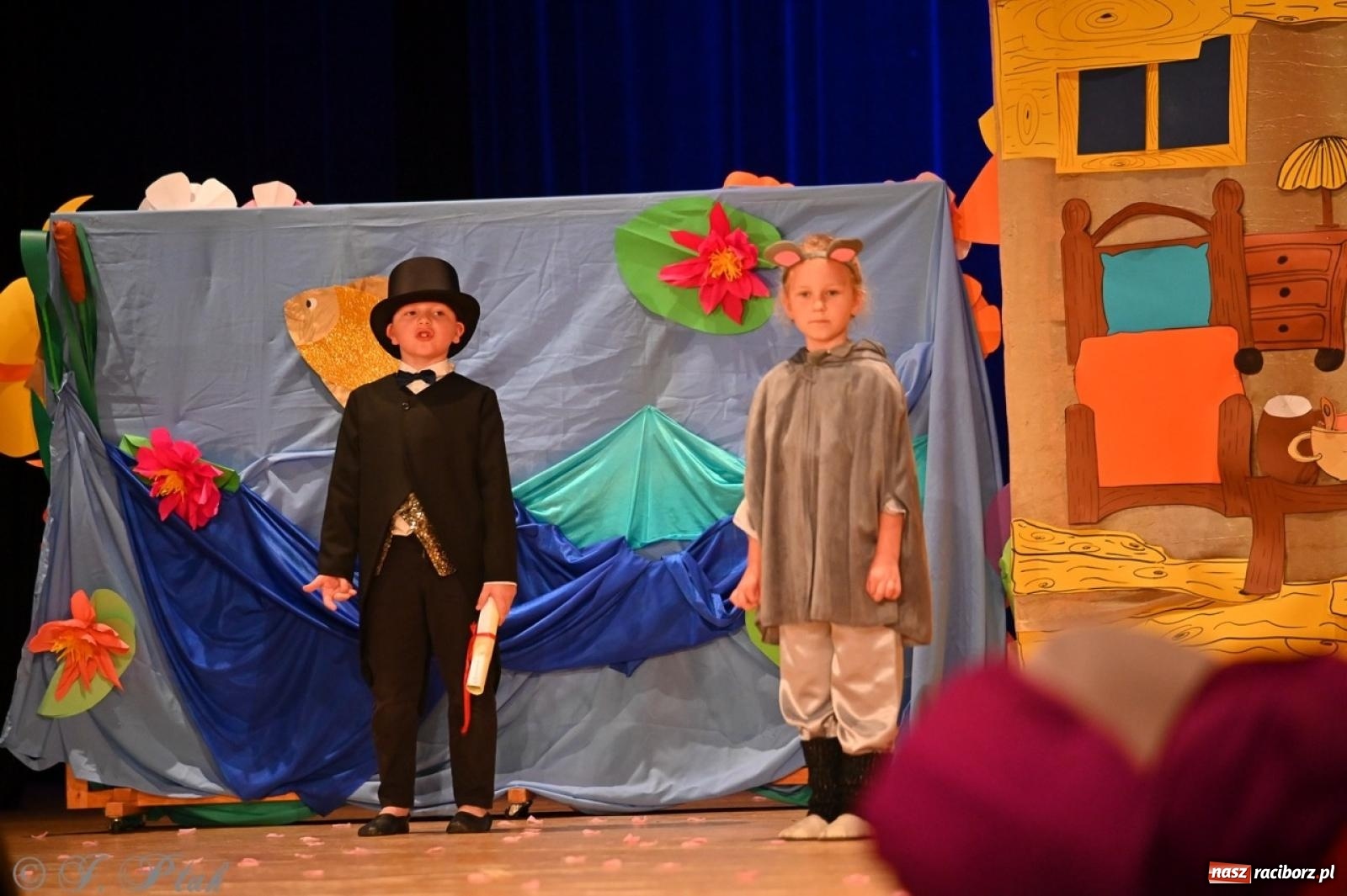 Zdjęcie w galerii na portalu naszraciborz.pl: Dzieci z Przedszkola nr 11 świętowały Dzień Mamy i Taty na scenie RCK wiadomości z regionu