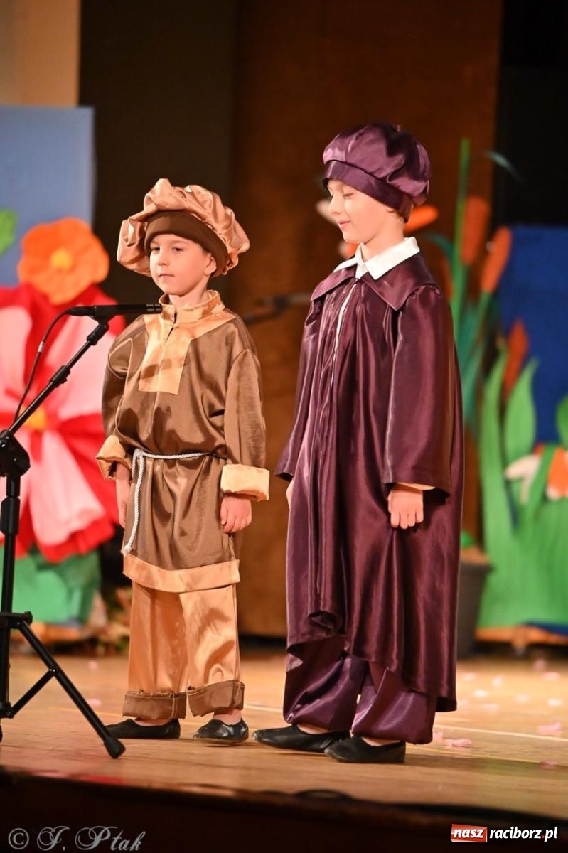 Zdjęcie w galerii na portalu naszraciborz.pl: Dzieci z Przedszkola nr 11 świętowały Dzień Mamy i Taty na scenie RCK wiadomości z regionu