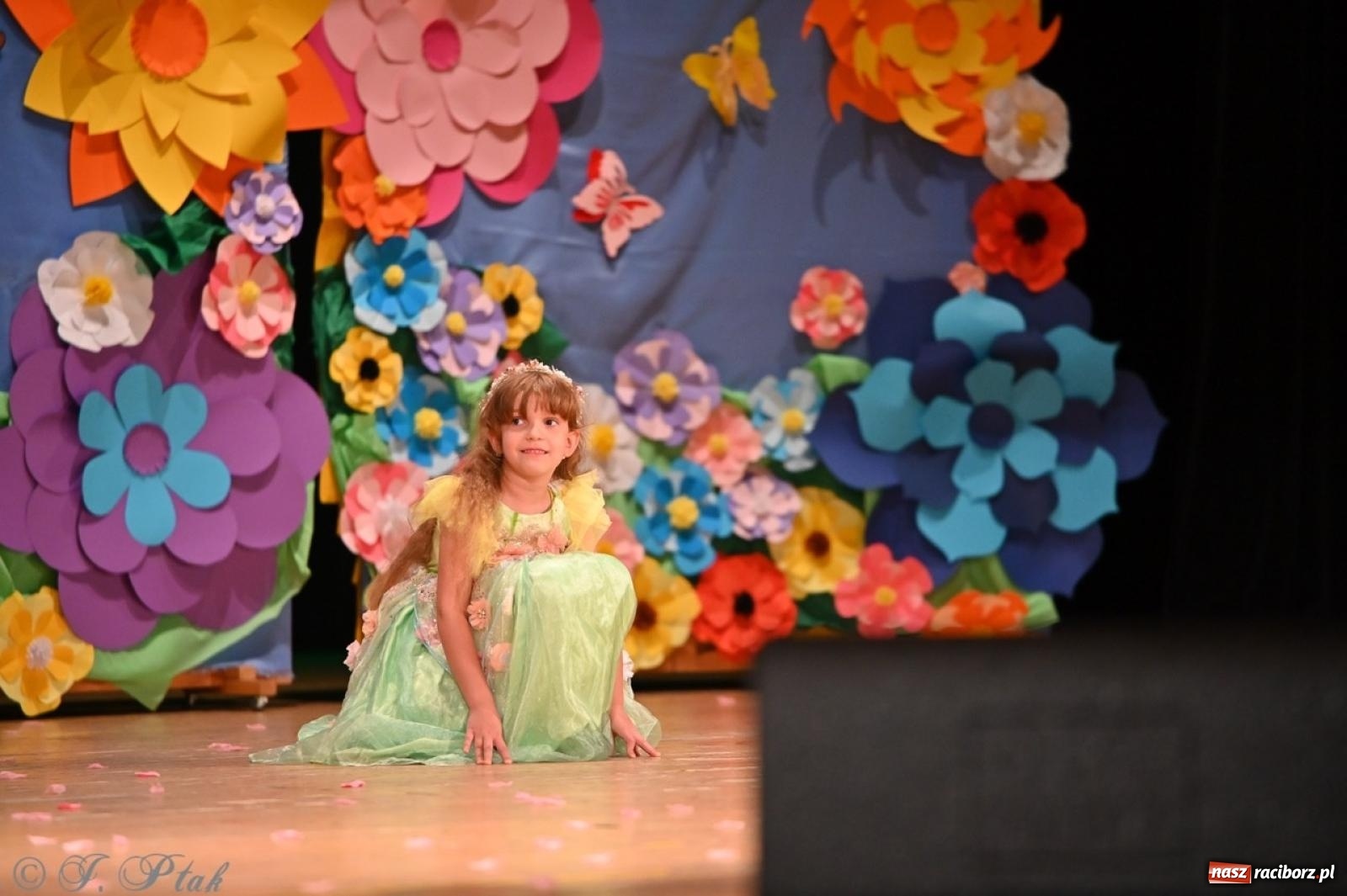 Zdjęcie w galerii na portalu naszraciborz.pl: Dzieci z Przedszkola nr 11 świętowały Dzień Mamy i Taty na scenie RCK wiadomości z regionu