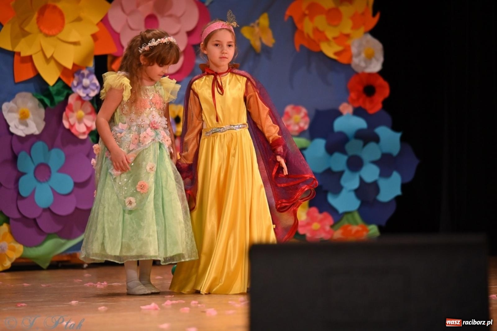 Zdjęcie w galerii na portalu naszraciborz.pl: Dzieci z Przedszkola nr 11 świętowały Dzień Mamy i Taty na scenie RCK wiadomości z regionu
