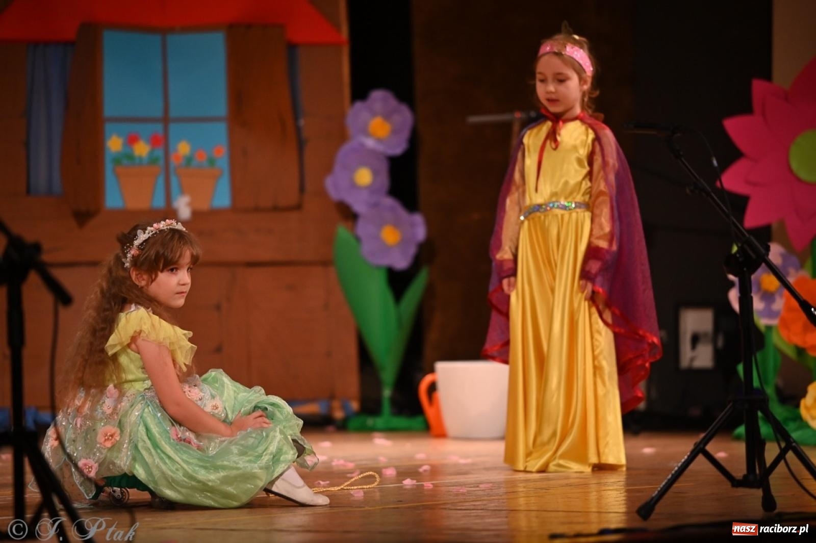 Zdjęcie w galerii na portalu naszraciborz.pl: Dzieci z Przedszkola nr 11 świętowały Dzień Mamy i Taty na scenie RCK wiadomości z regionu