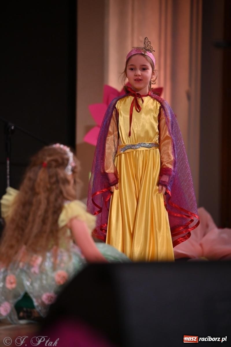 Zdjęcie w galerii na portalu naszraciborz.pl: Dzieci z Przedszkola nr 11 świętowały Dzień Mamy i Taty na scenie RCK wiadomości z regionu