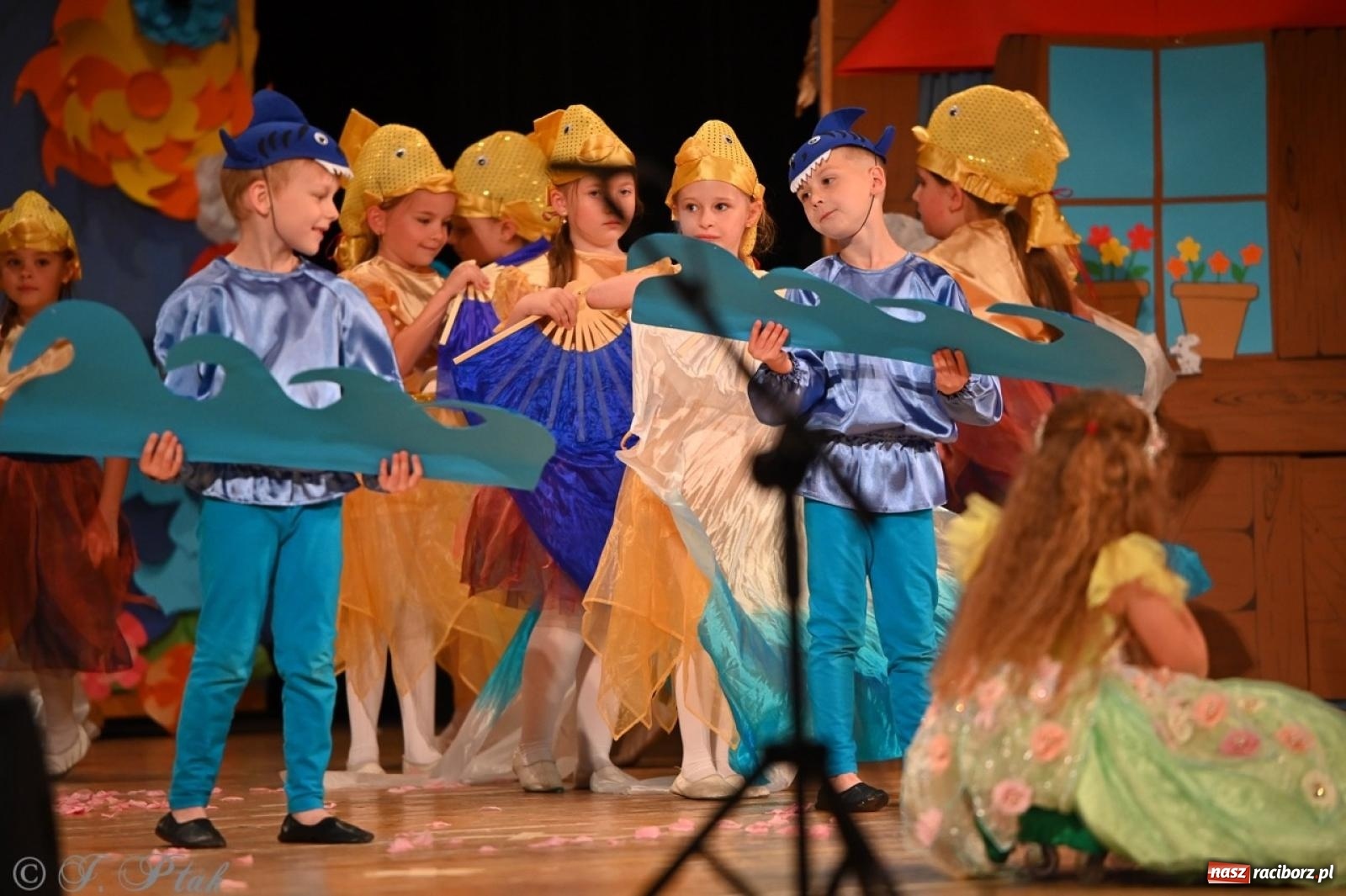 Zdjęcie w galerii na portalu naszraciborz.pl: Dzieci z Przedszkola nr 11 świętowały Dzień Mamy i Taty na scenie RCK wiadomości z regionu