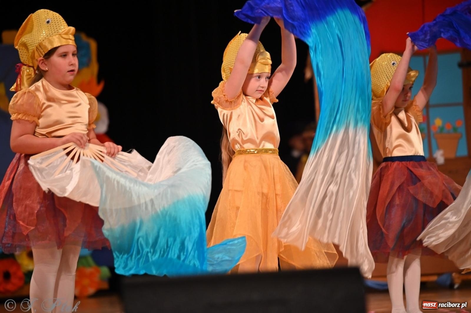 Zdjęcie w galerii na portalu naszraciborz.pl: Dzieci z Przedszkola nr 11 świętowały Dzień Mamy i Taty na scenie RCK wiadomości z regionu