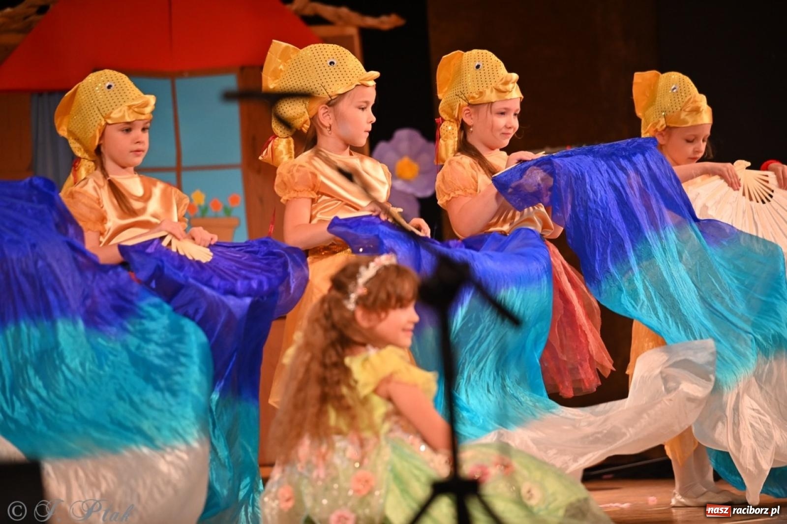 Zdjęcie w galerii na portalu naszraciborz.pl: Dzieci z Przedszkola nr 11 świętowały Dzień Mamy i Taty na scenie RCK wiadomości z regionu