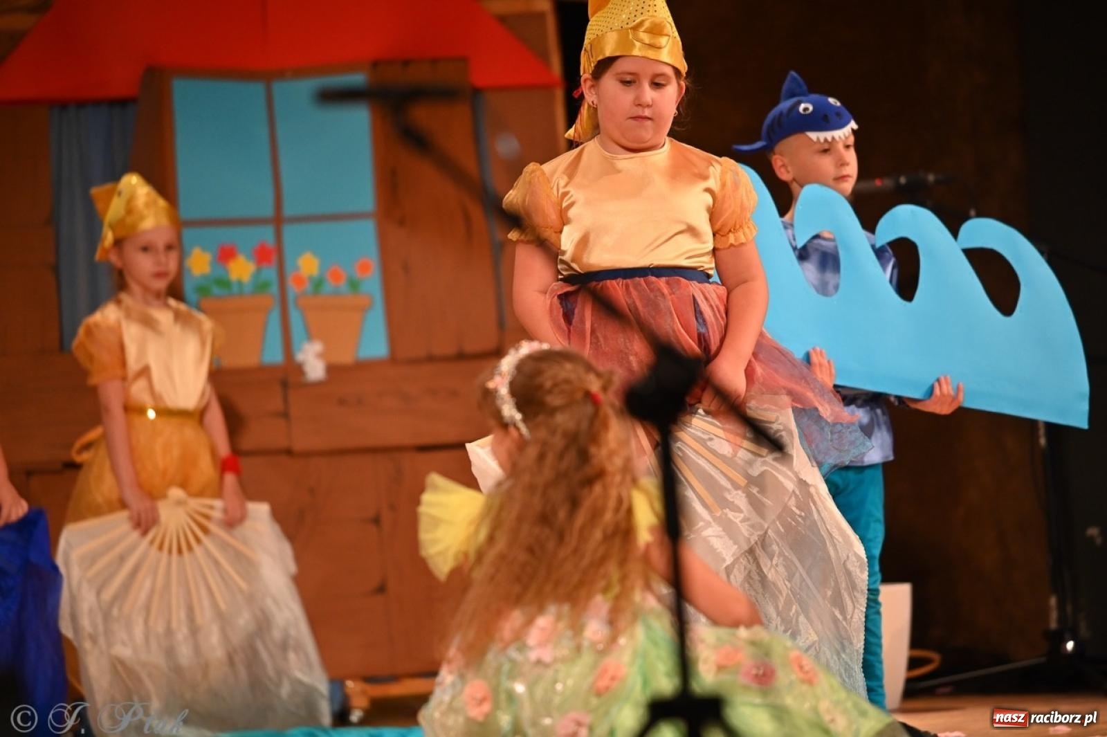 Zdjęcie w galerii na portalu naszraciborz.pl: Dzieci z Przedszkola nr 11 świętowały Dzień Mamy i Taty na scenie RCK wiadomości z regionu