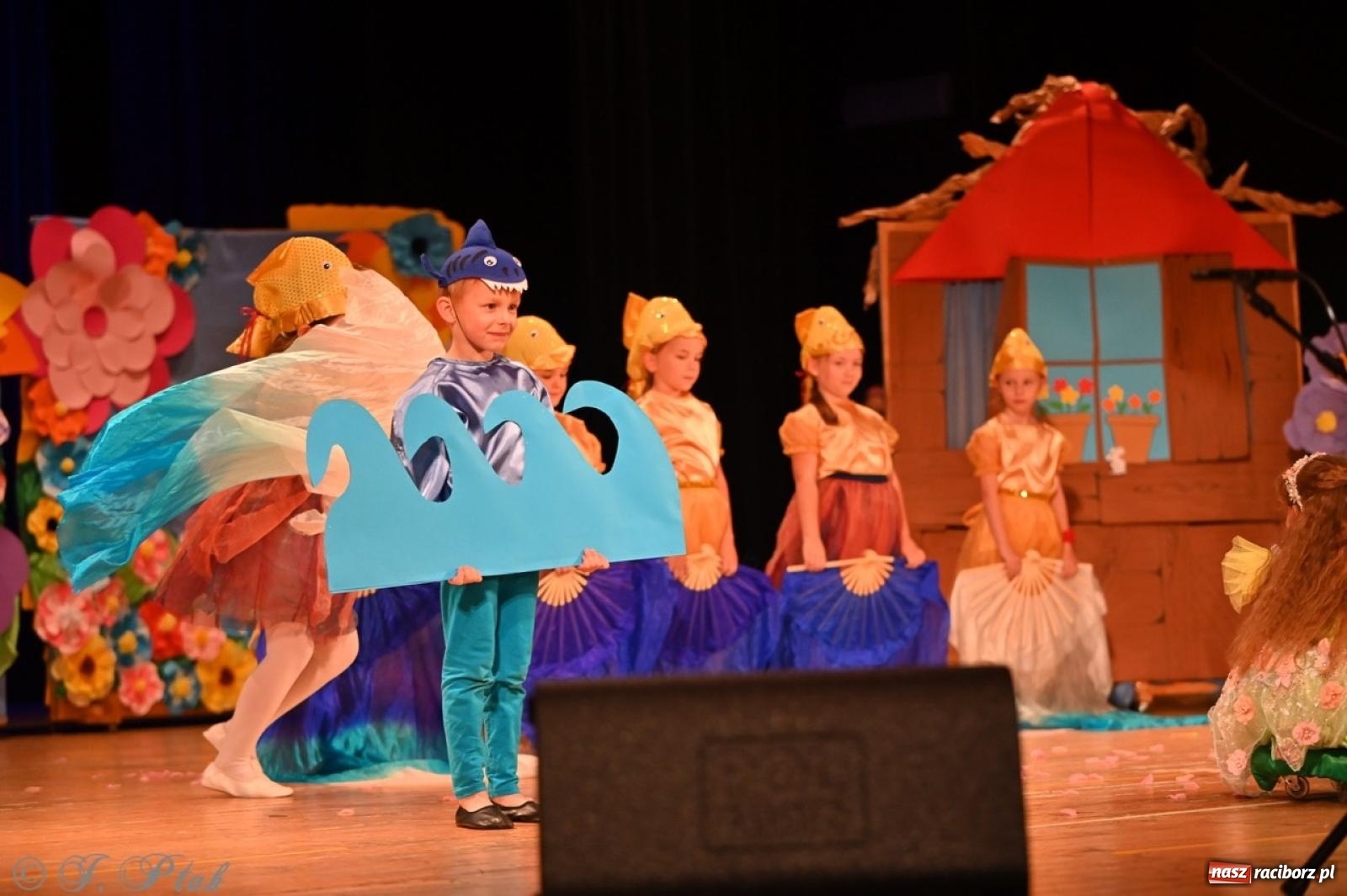 Zdjęcie w galerii na portalu naszraciborz.pl: Dzieci z Przedszkola nr 11 świętowały Dzień Mamy i Taty na scenie RCK wiadomości z regionu