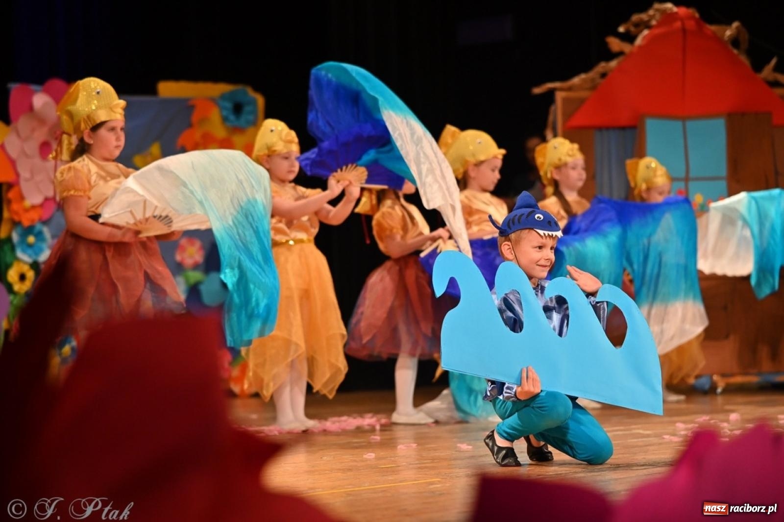 Zdjęcie w galerii na portalu naszraciborz.pl: Dzieci z Przedszkola nr 11 świętowały Dzień Mamy i Taty na scenie RCK wiadomości z regionu