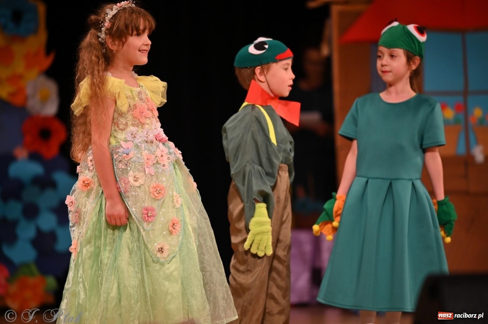 Zdjęcie w galerii na portalu naszraciborz.pl: Dzieci z Przedszkola nr 11 świętowały Dzień Mamy i Taty na scenie RCK wiadomości z regionu