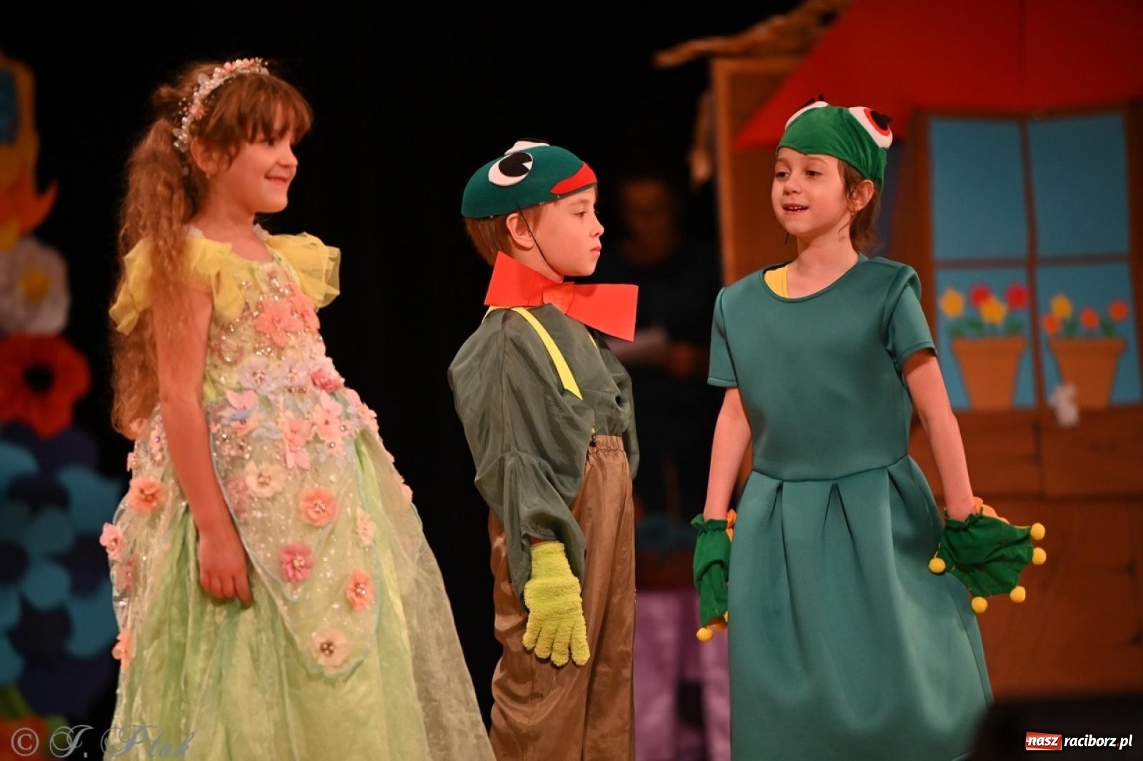 Zdjęcie w galerii na portalu naszraciborz.pl: Dzieci z Przedszkola nr 11 świętowały Dzień Mamy i Taty na scenie RCK wiadomości z regionu