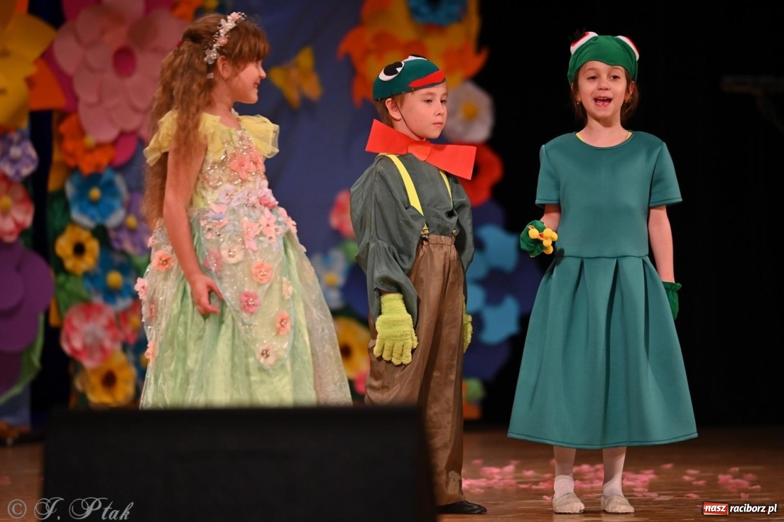 Zdjęcie w galerii na portalu naszraciborz.pl: Dzieci z Przedszkola nr 11 świętowały Dzień Mamy i Taty na scenie RCK wiadomości z regionu