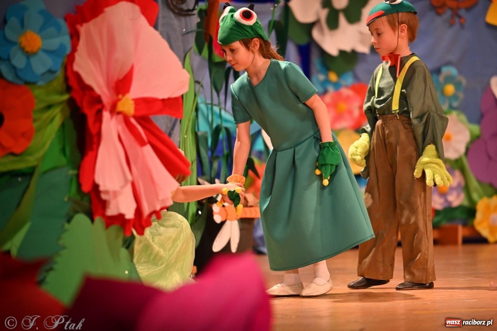 Zdjęcie w galerii na portalu naszraciborz.pl: Dzieci z Przedszkola nr 11 świętowały Dzień Mamy i Taty na scenie RCK wiadomości z regionu