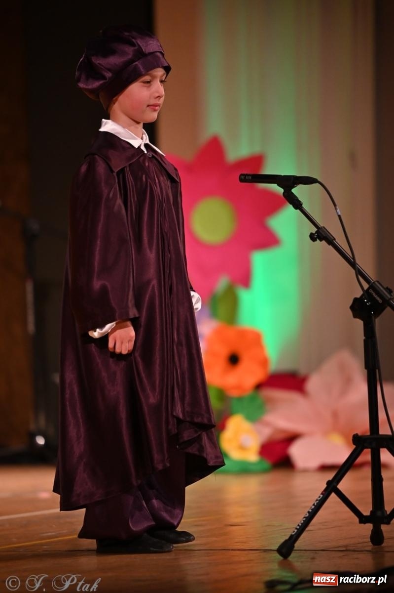 Zdjęcie w galerii na portalu naszraciborz.pl: Dzieci z Przedszkola nr 11 świętowały Dzień Mamy i Taty na scenie RCK wiadomości z regionu