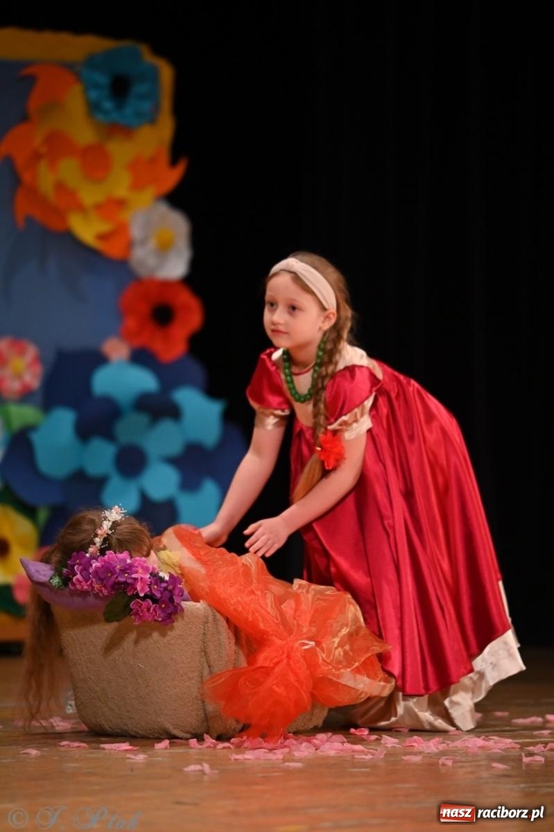 Zdjęcie w galerii na portalu naszraciborz.pl: Dzieci z Przedszkola nr 11 świętowały Dzień Mamy i Taty na scenie RCK wiadomości z regionu