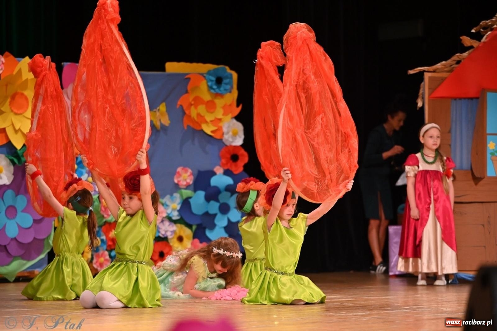 Zdjęcie w galerii na portalu naszraciborz.pl: Dzieci z Przedszkola nr 11 świętowały Dzień Mamy i Taty na scenie RCK wiadomości z regionu