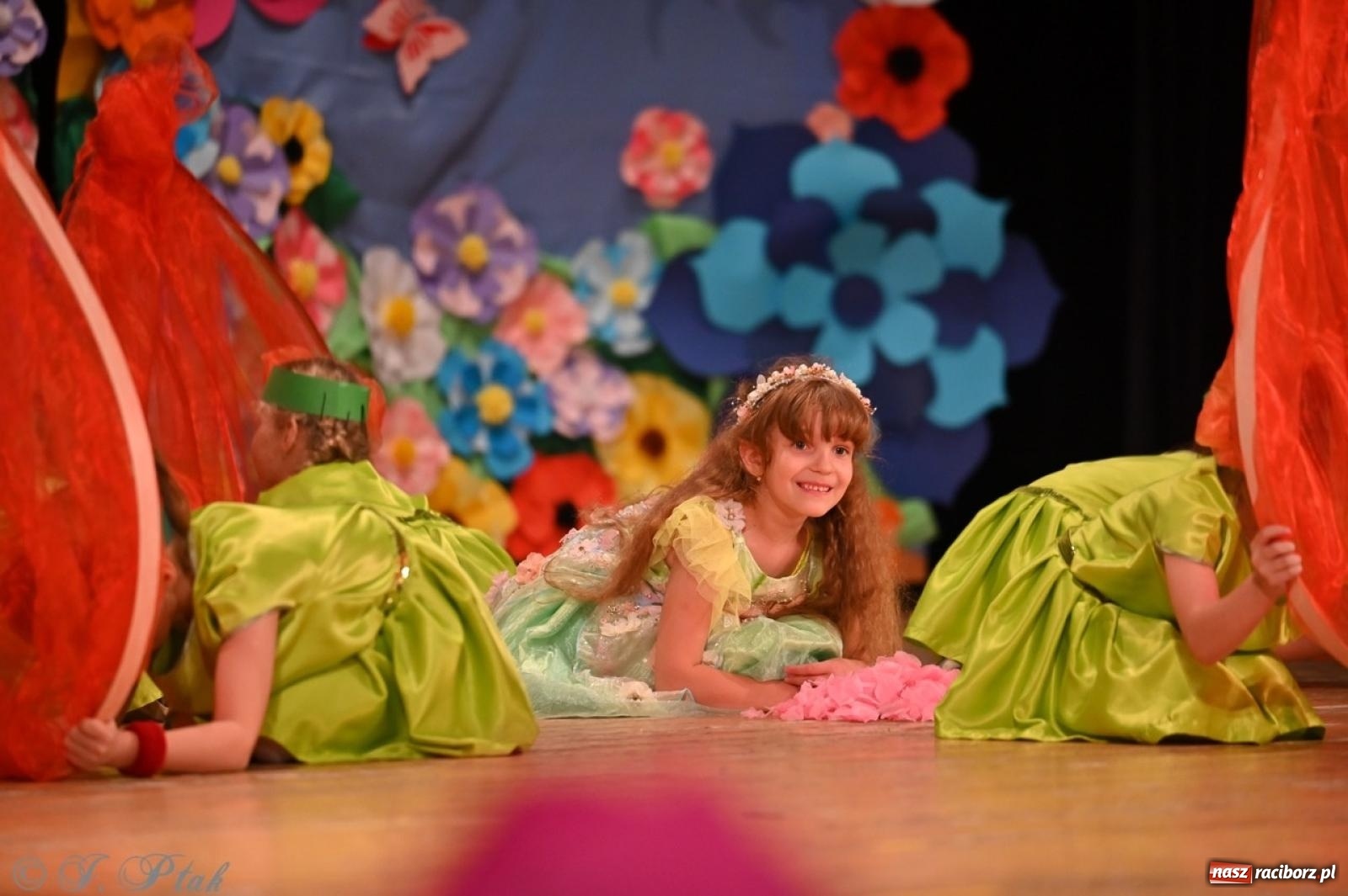 Zdjęcie w galerii na portalu naszraciborz.pl: Dzieci z Przedszkola nr 11 świętowały Dzień Mamy i Taty na scenie RCK wiadomości z regionu