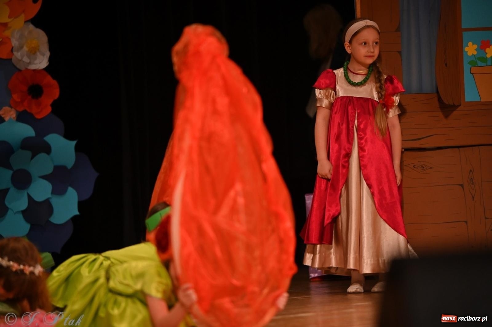 Zdjęcie w galerii na portalu naszraciborz.pl: Dzieci z Przedszkola nr 11 świętowały Dzień Mamy i Taty na scenie RCK wiadomości z regionu