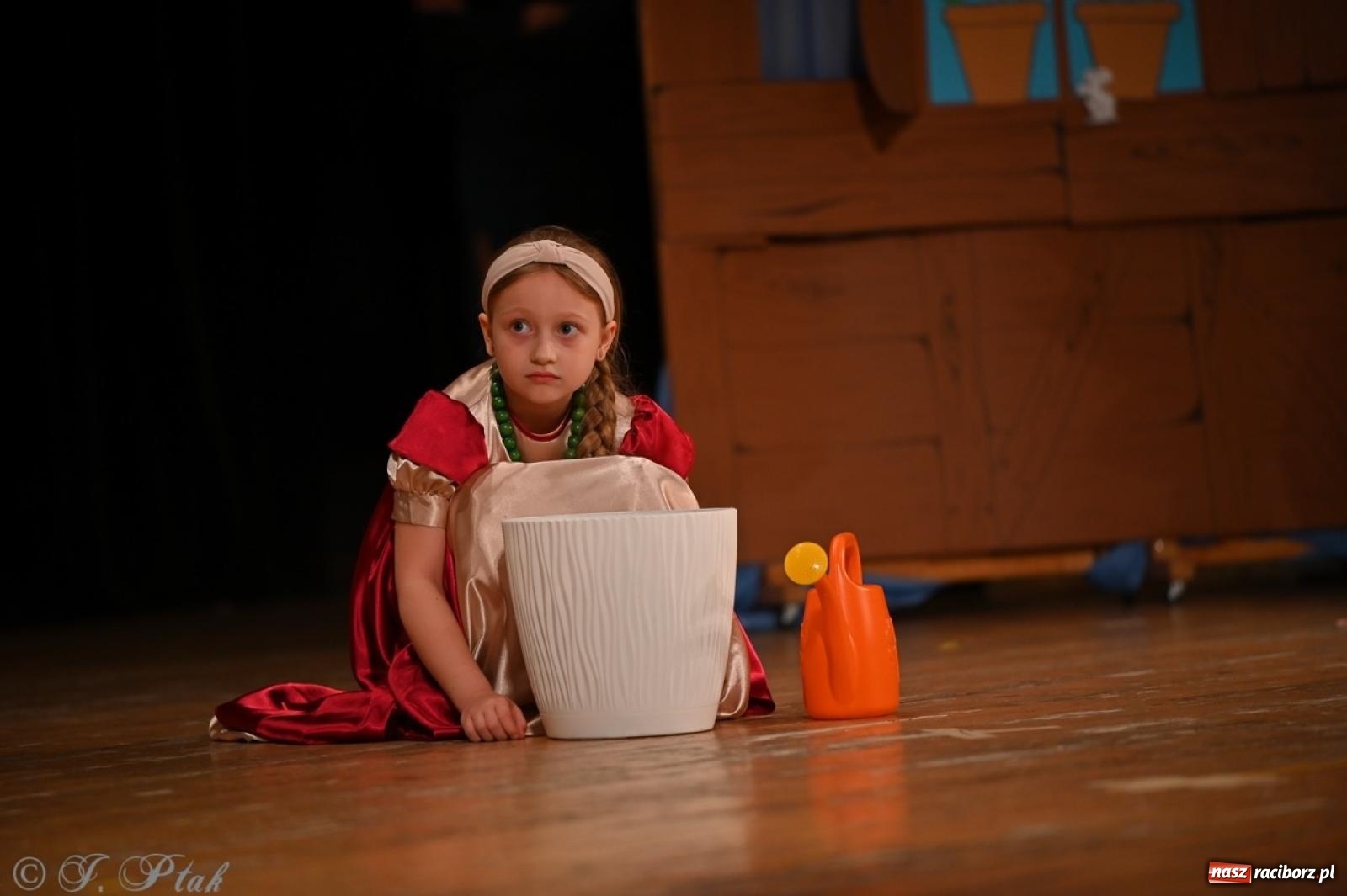 Zdjęcie w galerii na portalu naszraciborz.pl: Dzieci z Przedszkola nr 11 świętowały Dzień Mamy i Taty na scenie RCK wiadomości z regionu