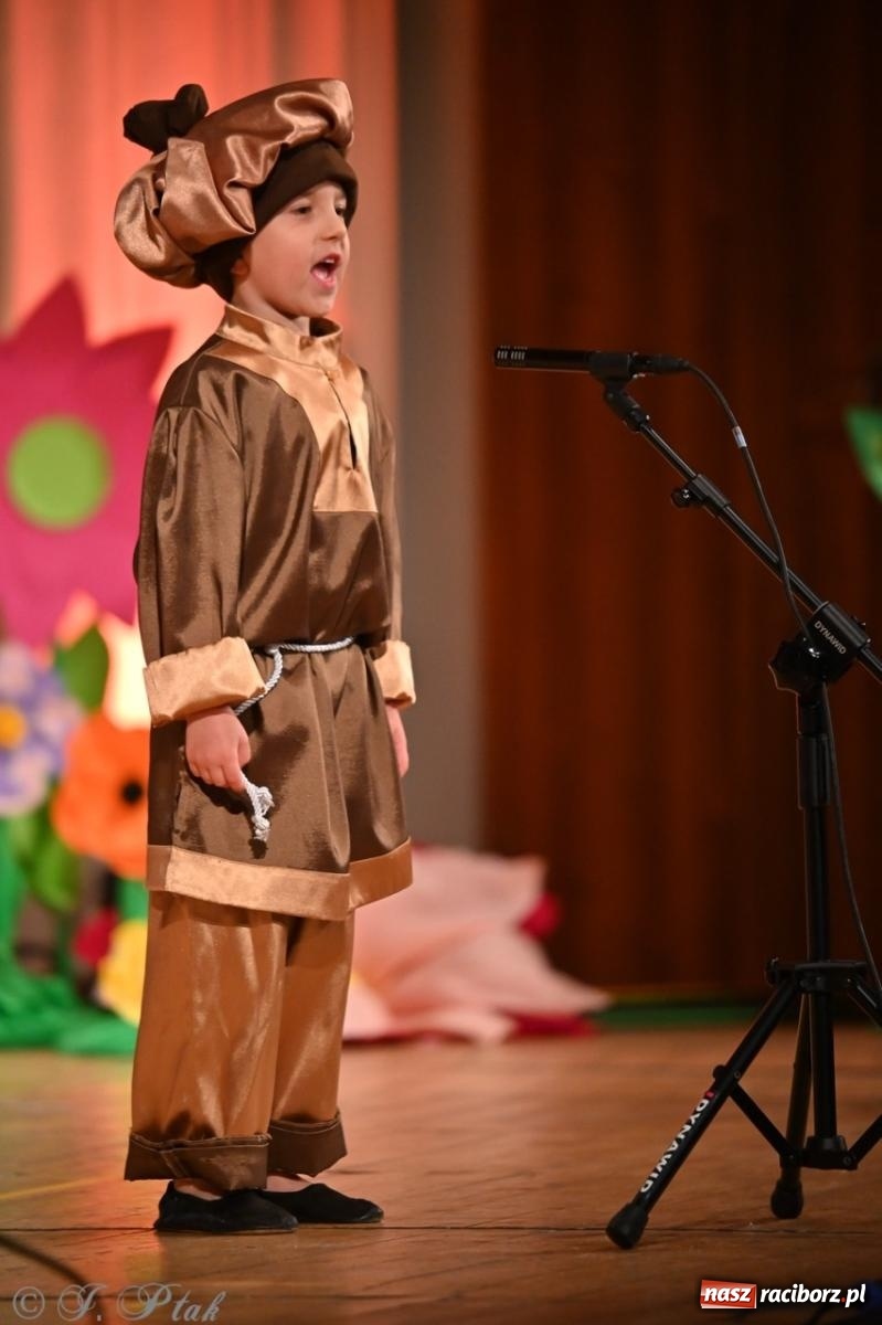 Zdjęcie w galerii na portalu naszraciborz.pl: Dzieci z Przedszkola nr 11 świętowały Dzień Mamy i Taty na scenie RCK wiadomości z regionu