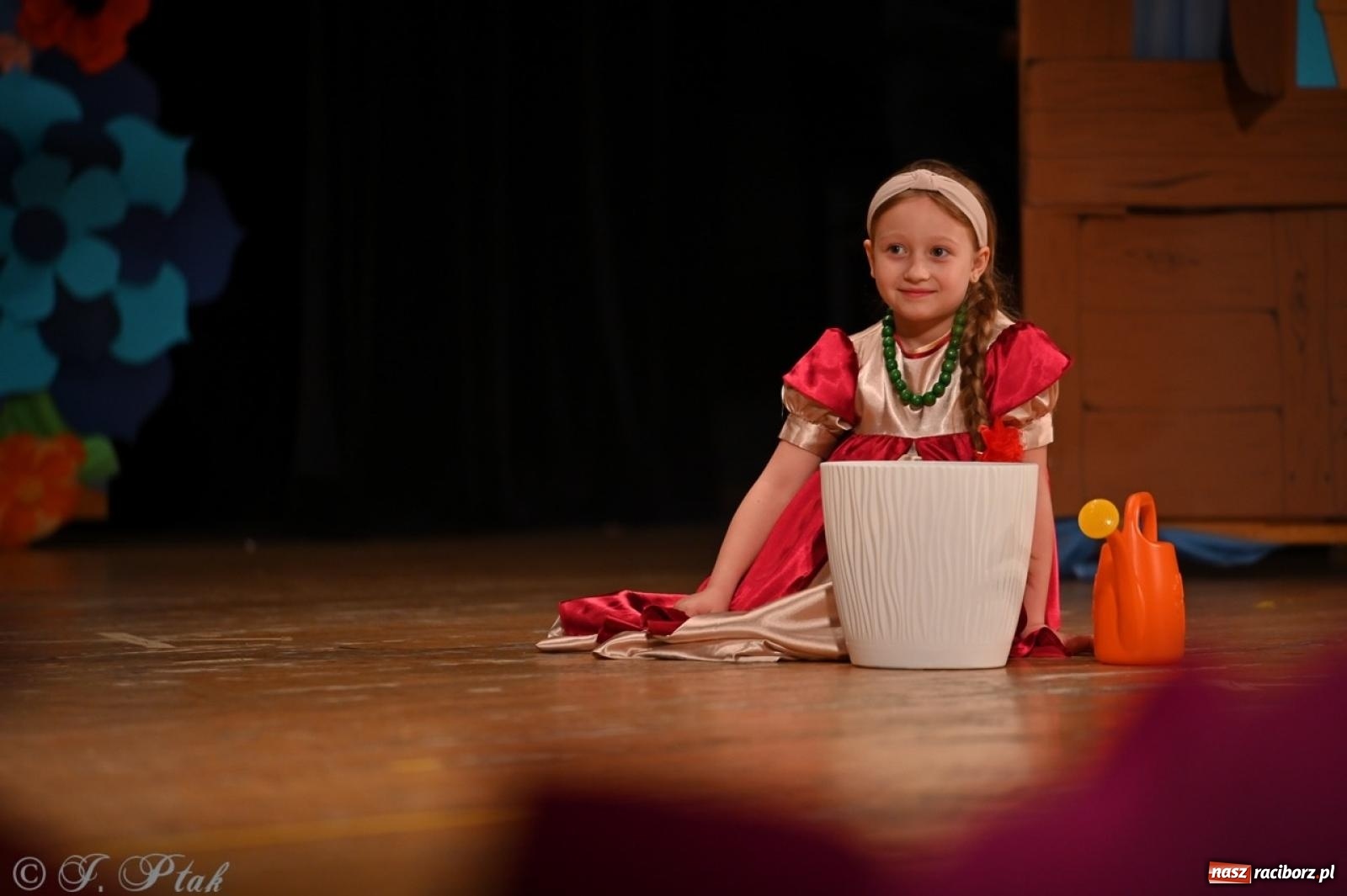 Zdjęcie w galerii na portalu naszraciborz.pl: Dzieci z Przedszkola nr 11 świętowały Dzień Mamy i Taty na scenie RCK wiadomości z regionu