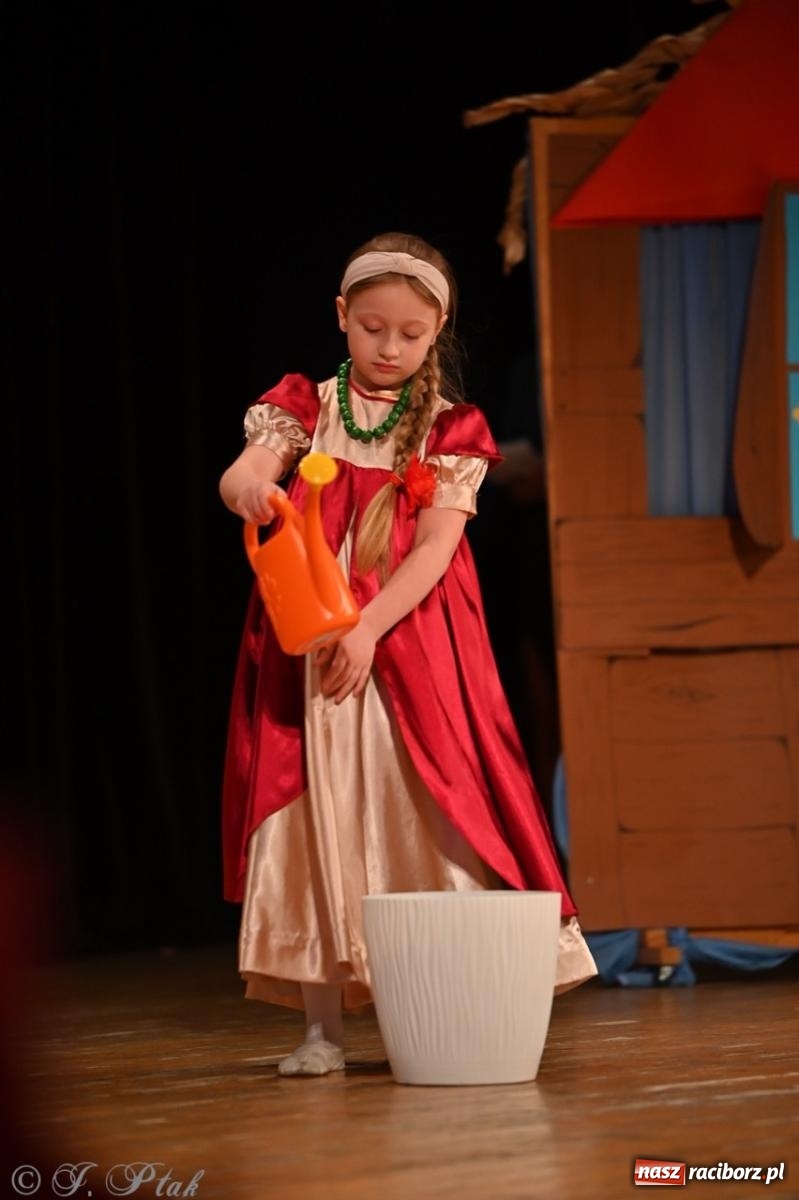 Zdjęcie w galerii na portalu naszraciborz.pl: Dzieci z Przedszkola nr 11 świętowały Dzień Mamy i Taty na scenie RCK wiadomości z regionu