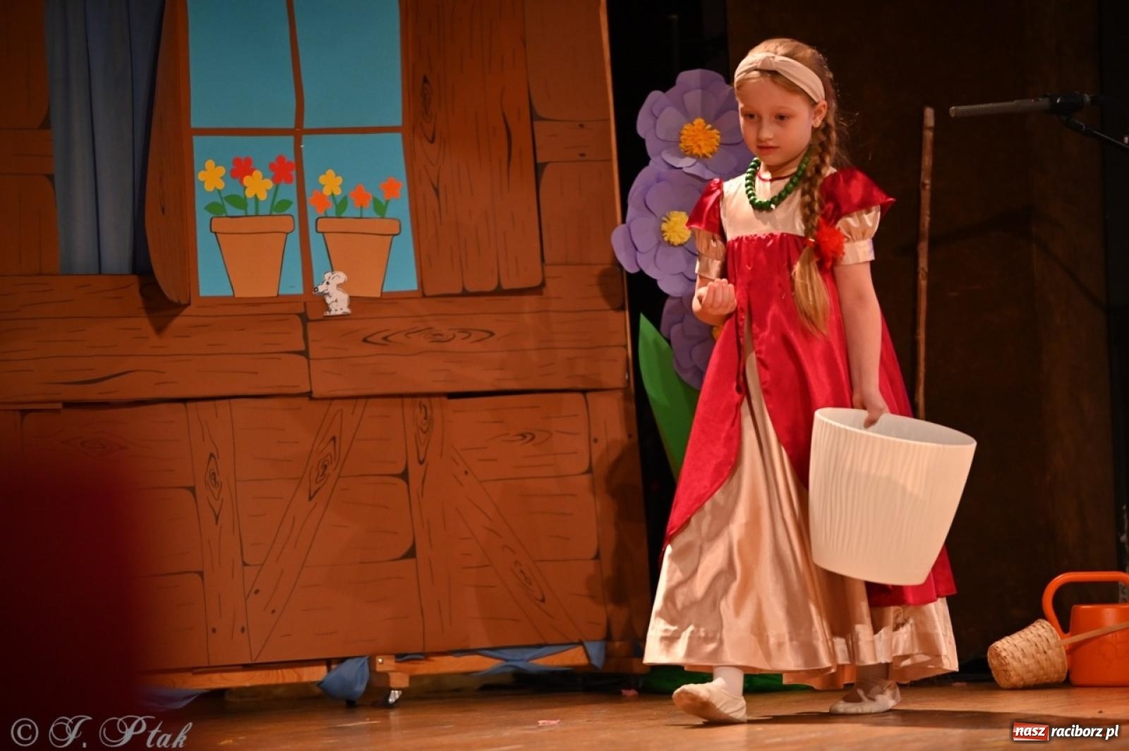 Zdjęcie w galerii na portalu naszraciborz.pl: Dzieci z Przedszkola nr 11 świętowały Dzień Mamy i Taty na scenie RCK wiadomości z regionu