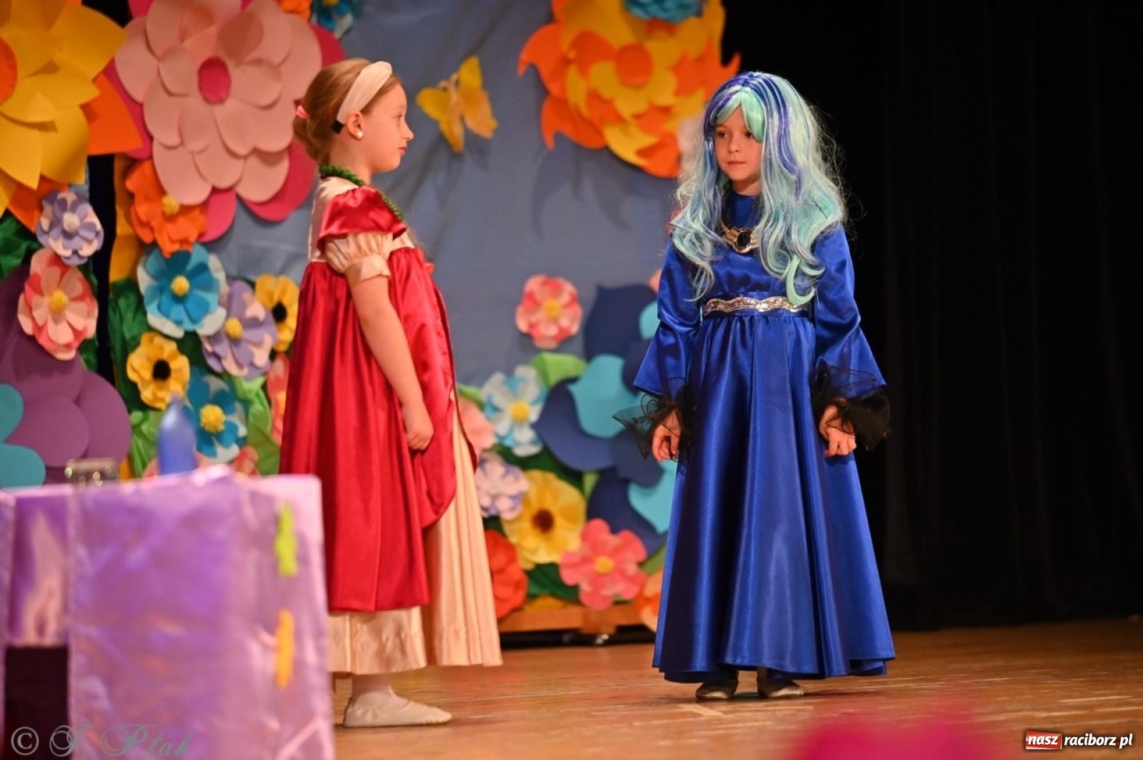 Zdjęcie w galerii na portalu naszraciborz.pl: Dzieci z Przedszkola nr 11 świętowały Dzień Mamy i Taty na scenie RCK wiadomości z regionu