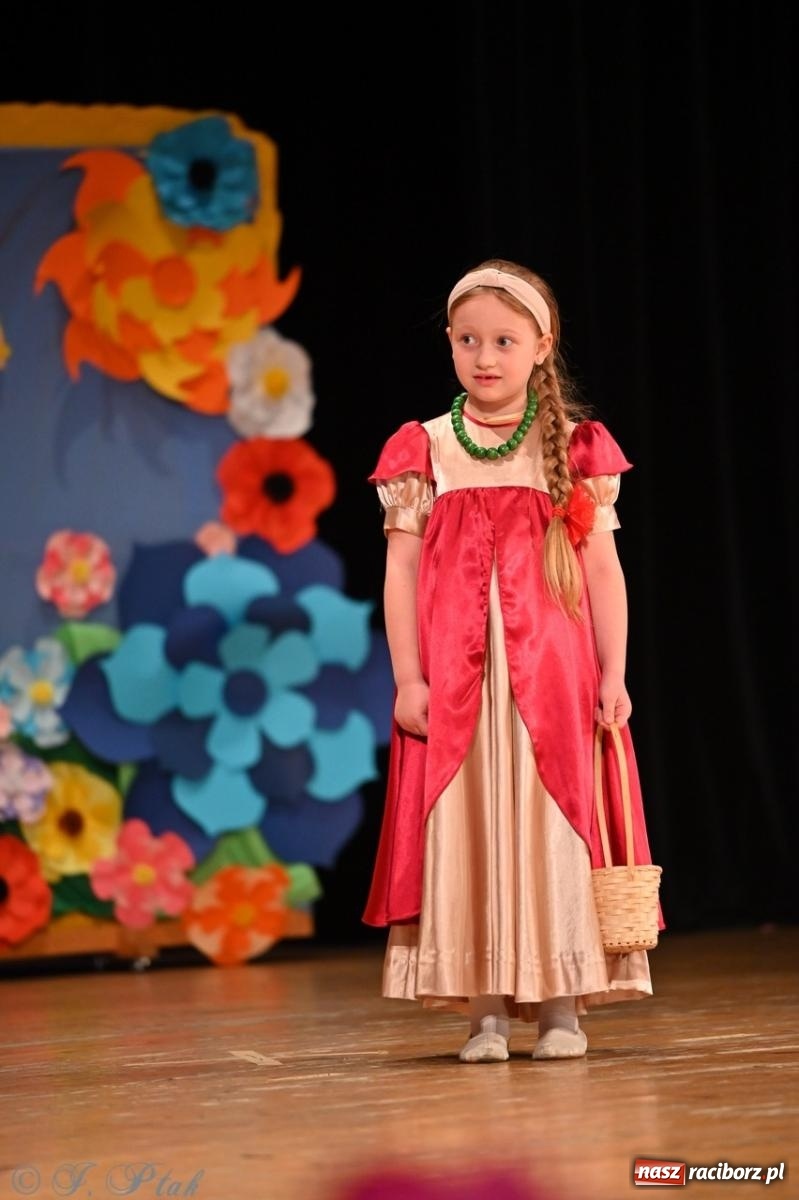 Zdjęcie w galerii na portalu naszraciborz.pl: Dzieci z Przedszkola nr 11 świętowały Dzień Mamy i Taty na scenie RCK wiadomości z regionu