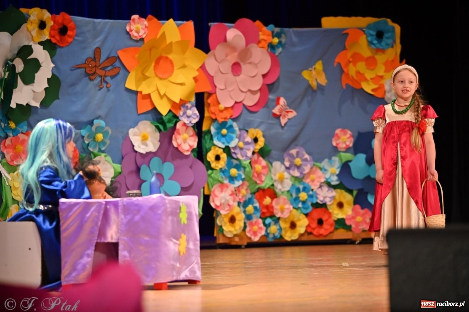 Zdjęcie w galerii na portalu naszraciborz.pl: Dzieci z Przedszkola nr 11 świętowały Dzień Mamy i Taty na scenie RCK wiadomości z regionu