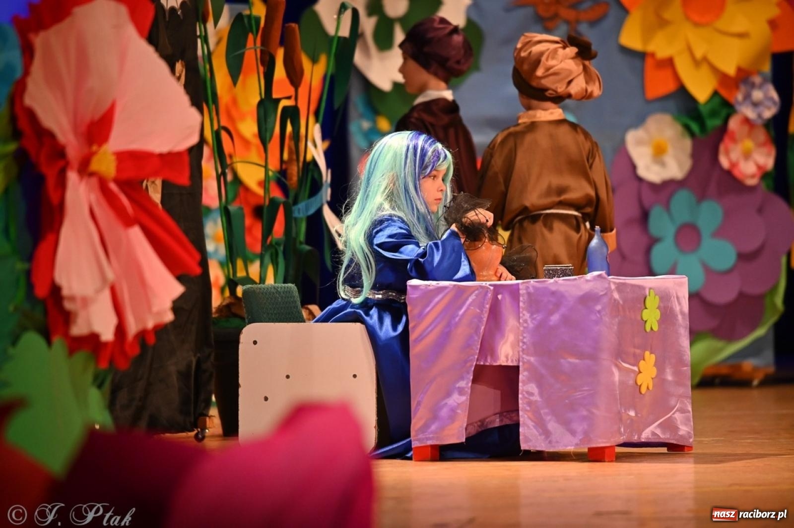 Zdjęcie w galerii na portalu naszraciborz.pl: Dzieci z Przedszkola nr 11 świętowały Dzień Mamy i Taty na scenie RCK wiadomości z regionu