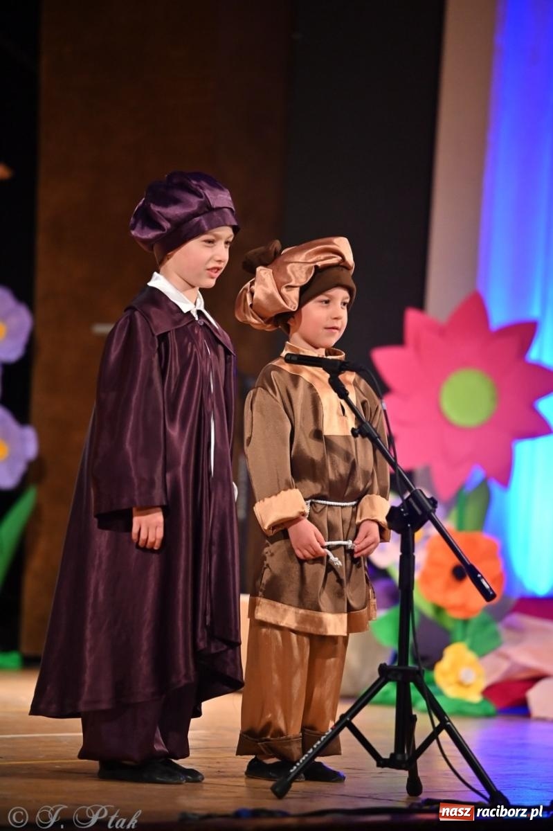 Zdjęcie w galerii na portalu naszraciborz.pl: Dzieci z Przedszkola nr 11 świętowały Dzień Mamy i Taty na scenie RCK wiadomości z regionu