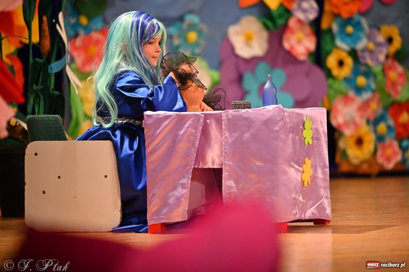 Zdjęcie w galerii na portalu naszraciborz.pl: Dzieci z Przedszkola nr 11 świętowały Dzień Mamy i Taty na scenie RCK wiadomości z regionu