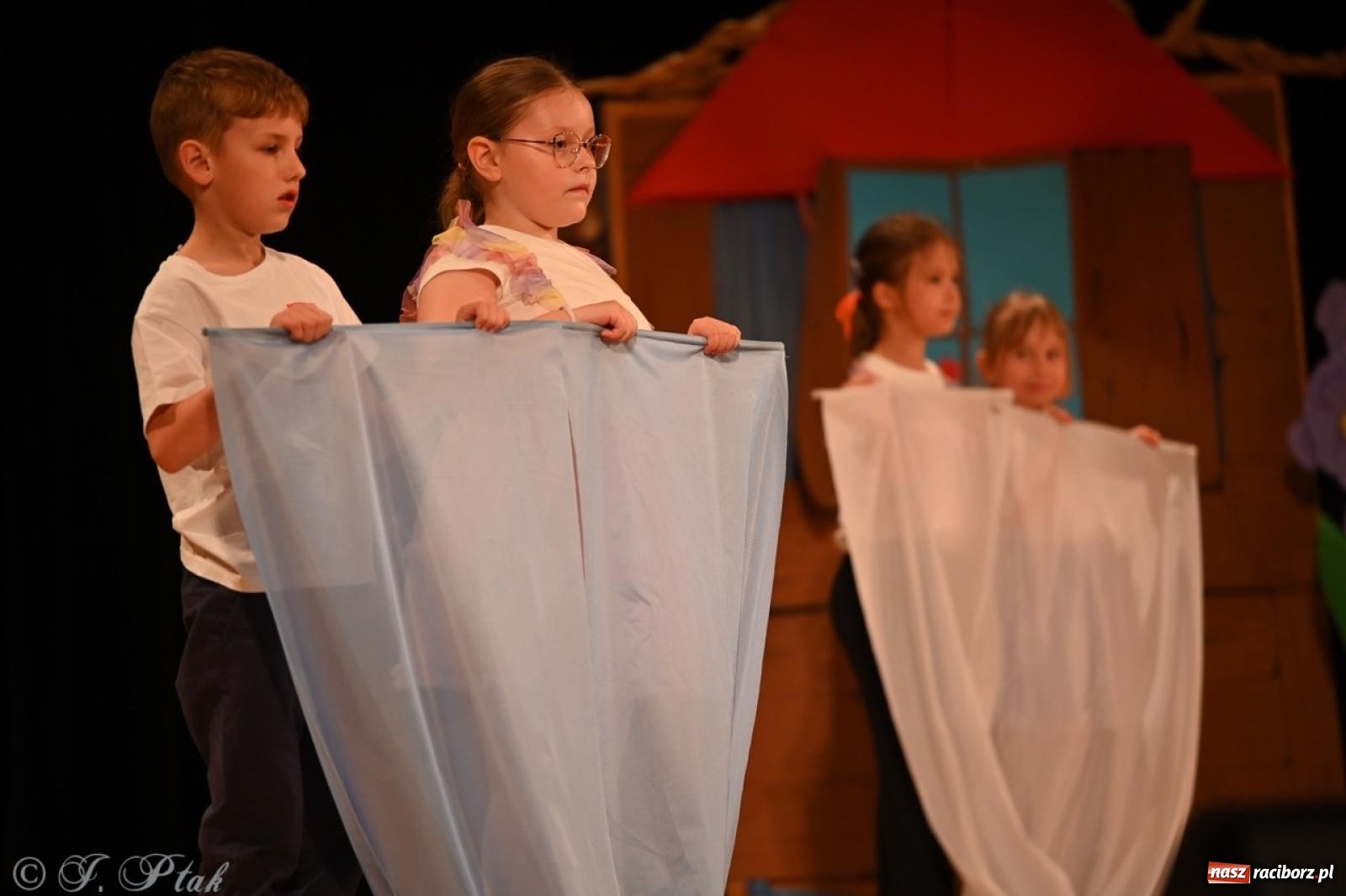 Zdjęcie w galerii na portalu naszraciborz.pl: Dzieci z Przedszkola nr 11 świętowały Dzień Mamy i Taty na scenie RCK wiadomości z regionu