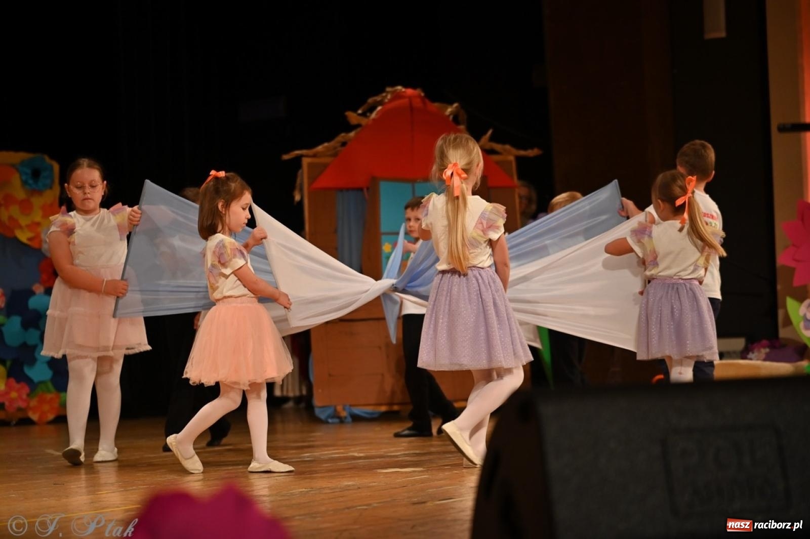 Zdjęcie w galerii na portalu naszraciborz.pl: Dzieci z Przedszkola nr 11 świętowały Dzień Mamy i Taty na scenie RCK wiadomości z regionu