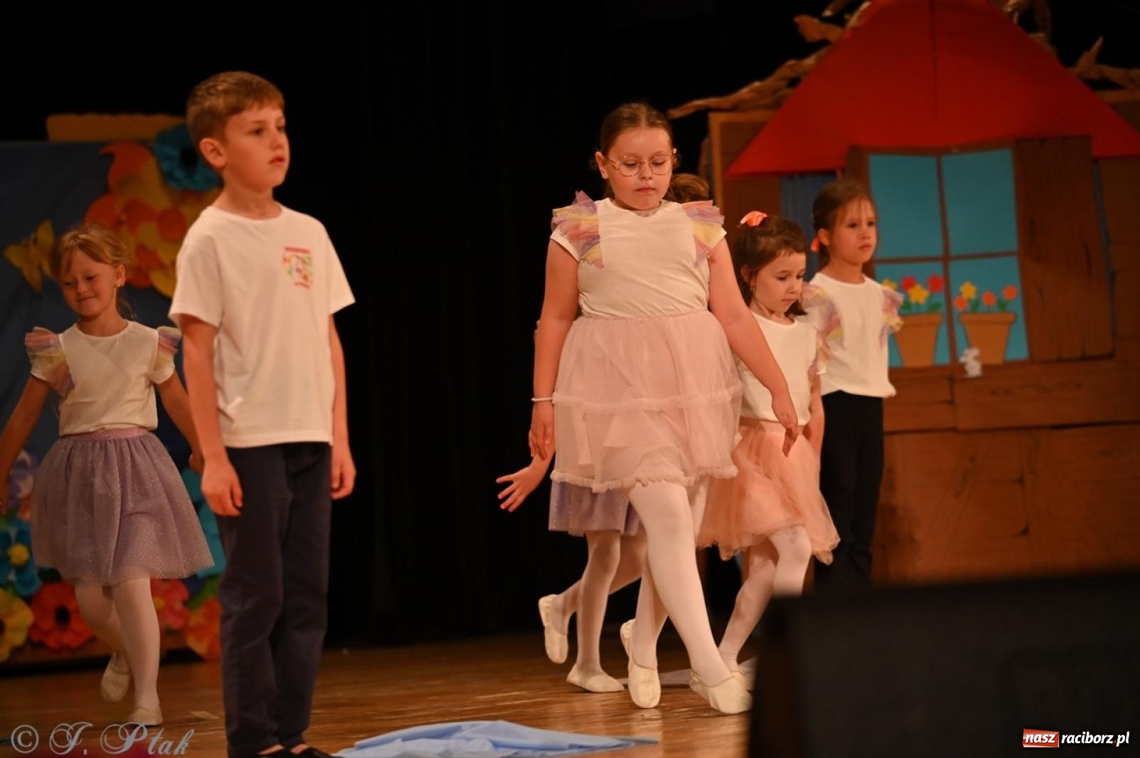 Zdjęcie w galerii na portalu naszraciborz.pl: Dzieci z Przedszkola nr 11 świętowały Dzień Mamy i Taty na scenie RCK wiadomości z regionu